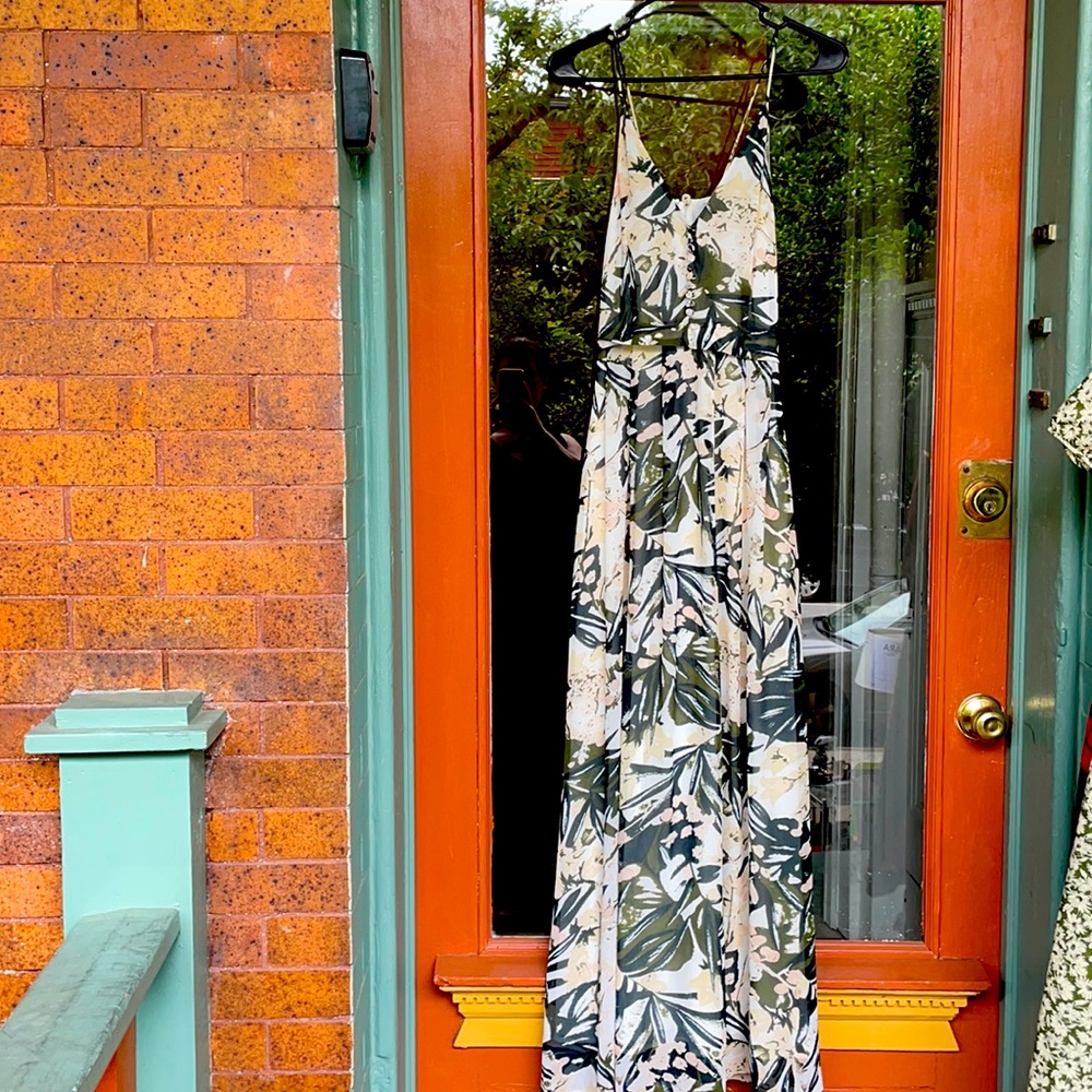 Maxi dress with pockets!!